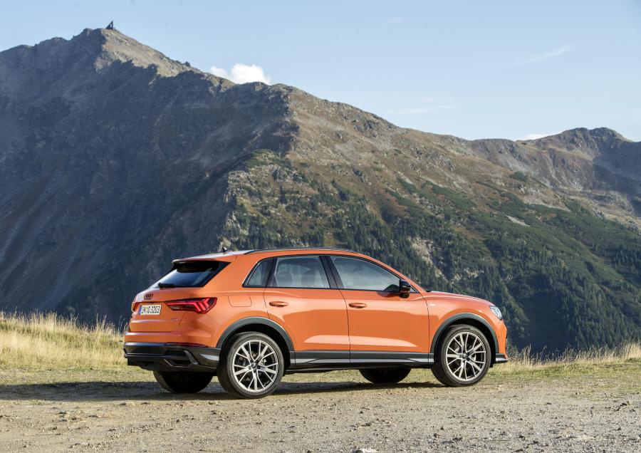  Audi Q3 Quattro S-Line Edition One 2018 года  (WW) (фото 8 из 30)